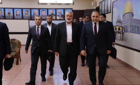 وفد مصري في غزة خلال لقاء سابق مع رئيس المكب السياسي لحركة حماس اسماعيل هنية عقب توقيع اتفاق المصالحة الاخير في القاهرة