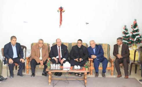 قيادة الجبهة الديمقراطية تزور كنيسة دير اللاتين في غزة