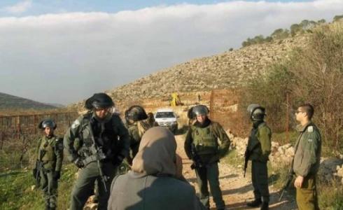 إخطارات بوقف العمل في بئر ومساكن وحظائر في الخليل