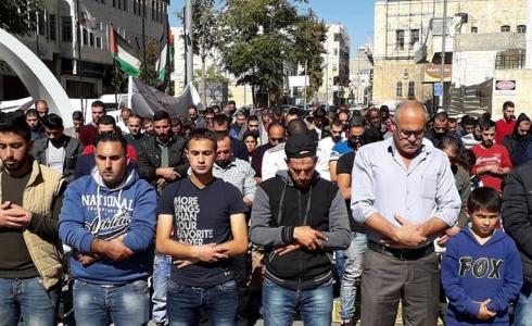مواطنون يؤدون صلاة الجمعة وسط الخليل رفضا لقانون الضمان الاجتماعي الفلسطيني 