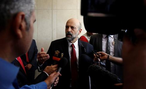 الرزاز: سيتم سحب مشروع قانون ضريبة الدخل