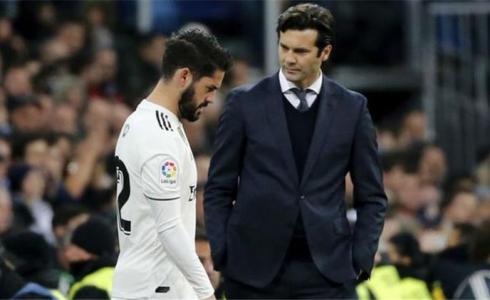 مدرب ريال مدريد سولاري مع نجم الفريق ايسكو