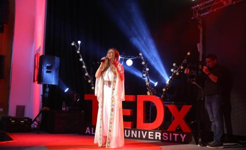 إحدى الرياديات المشاركات بالمؤتمر للحديث عن تجربتها