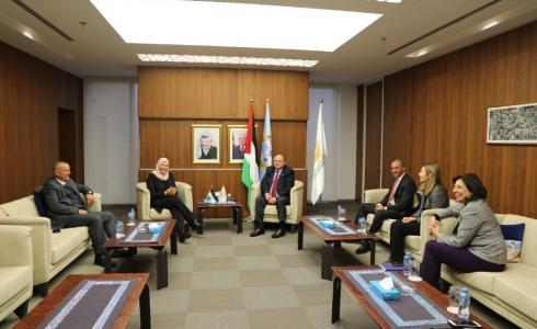 محافظ سلطة النقد يلتقي وزيرة شؤون المرأة