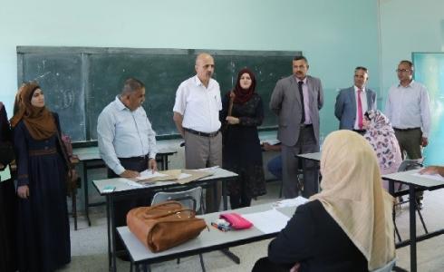 لجنة من وزارة التربية والتعليم أثناء زيارتها لأحد مقرات اختبارات التوظيف للخريجين