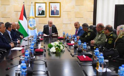 رامي الحمد الله خلال اجتماع المؤسسة الأمنية