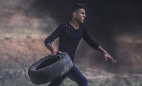 الشهيد عبد الفتاح عبد النبي قبل قنصه بلحظات من قبل جنود الاحتلال الإسرائيلي على حدود غزة بمسيرات العودة