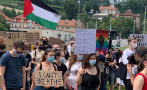 براغ: الجالية الفلسطينية تشارك في تظاهرة تنديد بعنصرية الشرطة الأميركية