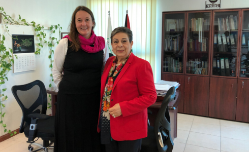 حنان عشراوي مع القنصل السويدي السيدة جيسيكا أولاوسون