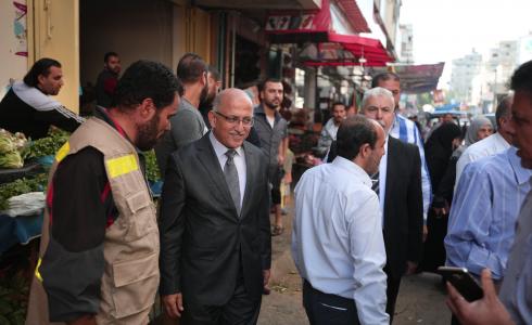 رئيس بلدية غزة يتفقد أعمال تنظيم وترتيب سوق الشيخ الرضوان