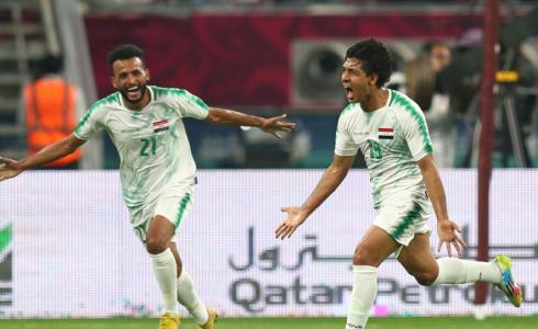 لاعب العراق يحتفل بالفوز
