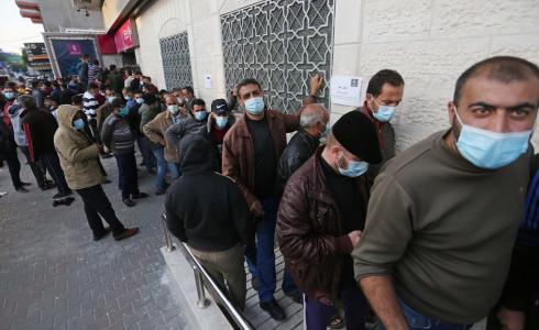 خلال صرف رواتب الموظفين اليوم في دير البلح