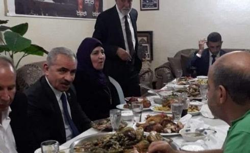 اشتية يتنازل طعام الإفطار بمنزل شهداء عائلة الكسبة