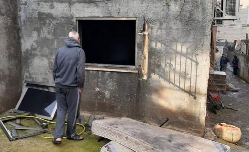 من مكان حريق المنزل، صباح اليوم