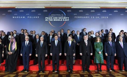 نتنياهو يتوسط قادة دول في مؤتمر وارسو