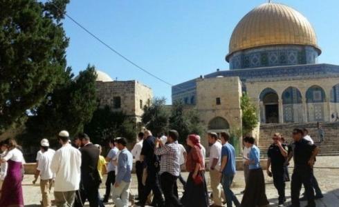 عشرات المستوطنون يدنسون صباح اليوم باحات الأقصى