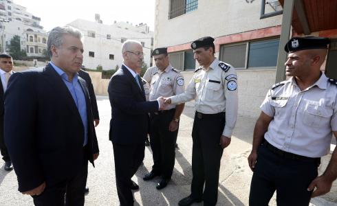 رئيس الوزراء رامي الحمد الله خلال استقباله ضباط الظابطة الجمركية في رام الله