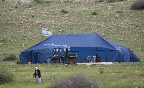 مستوطنون يصعّدون هجماتهم وينصبون خيمة على أراضي بالخليل
