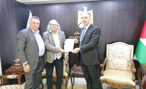 عساف خلال تسليمه جيم بو ملحة ملفا باعتداءات وجرائم الاحتلال