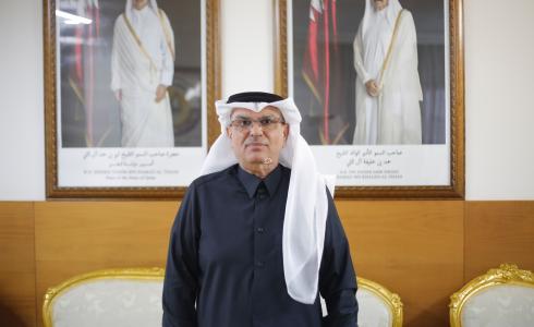 السفير القطري محمد العمادي في مكتبه بغزة - صورة وكالة سوا الاخبارية