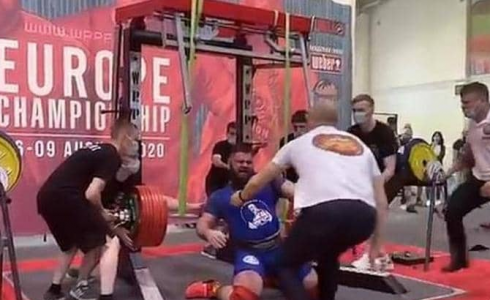 لحظة إصابة رافع أثقال روسي بكسر في ركبتيه