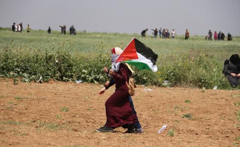طفلة فلسطينية مشاركة في مسيرة العودة على حدود غزة