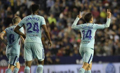 لاعبو برشلونة الاسباني يحتفلون بأحد الأهداف أمام ليفانتي