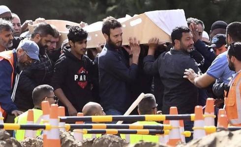 بدء مراسم دفن أول ضحيتين من "مذبحة المسجدين"