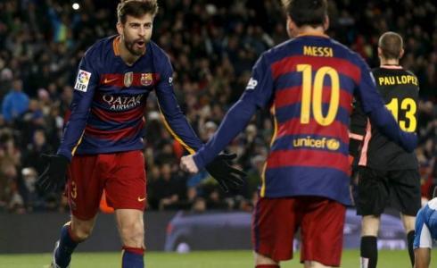ليونيل ميسي وجيرارد بيكيه لاعبا برشلونة الاسباني