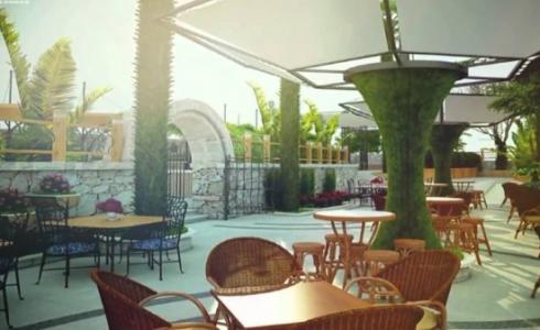 مطعم خال من الزبائن