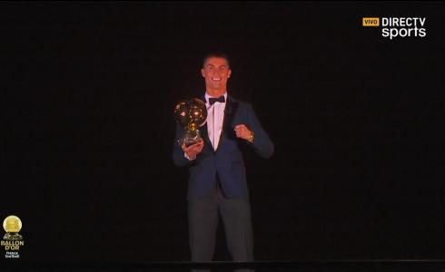 لحظة فوز كريستيانو رونالدو بجائزة الكرة الذهبية