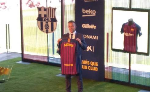 برشلونة يقدم لاعب الوسط البرازيلي آرثر ميلو