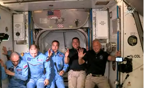 اللحظات الأولى لدخول طاقم مركبة الفضاء الأمريكية المحطة الفضائية الدولية