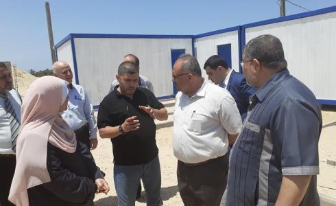 وكيل وزارة الأشغال بغزة يتفقد إنشاء وحدات صحية متنقلة.jpg