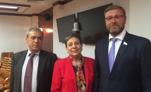 عشراوي تجري مباحثات مع رئيس لجنة العلاقات الخارجية للمجلس الفيدرالي الروسي