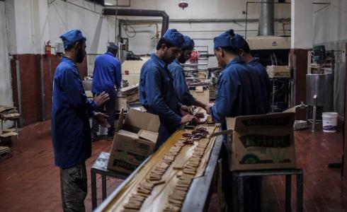 عمال في أحد المصانع في غزة -ارشيف-