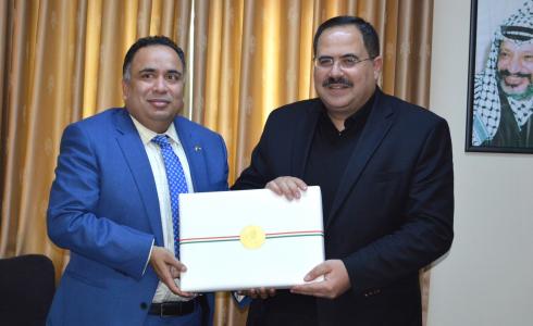 وزير التربية والتعليم مع السفير الهندي سونيل كومار