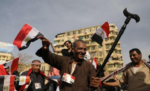 حشد من المواطنين المصريين قرب مركز اقتراع في انتخابات الرئاسة