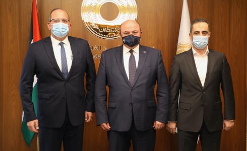 محافظ سلطة النقد يلتقي بالقائم بأعمال مدير عام البنك الوطني