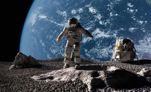 محطة فضائية على مدار لقمر