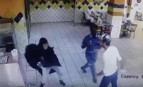 لقطة من فيديو لفتاة تعتدي على شاب