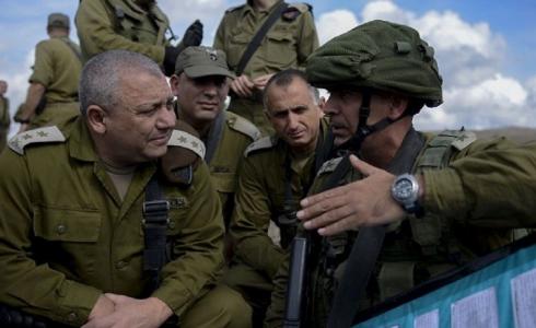 رئيس أركان الجيش الإسرائيلي غادي ايزنكوت مع ضباط جيشه