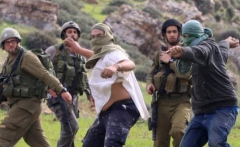 مستوطنون يرشقون الفلسطينيين بالحجارة -ارشيف-