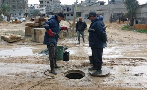 بلدية جباليا النزلة تواصل معالجة آثار المنخفض الجوي