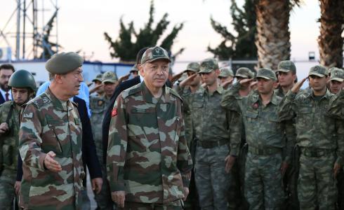 الرئيس التركي رجب طيب أردوغان يرتدي الزي العسكري