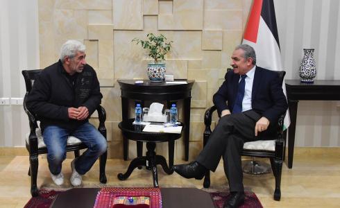 رئيس الوزراء محمد اشتية لدى استقباله لجنة التحقيق