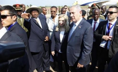 نتنياهو والرئيس الأوغندي في مطار عينتيبي عام 2016