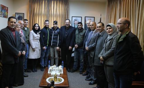 الوزير صيدم يكرم ثلاثة طلبة من أسرى الحرية