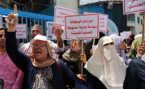 موظفو الاونروا في غزة يحتجون على قرار فصلهم من العمل