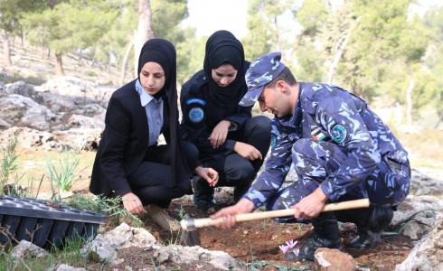 الشرطة والزراعة تنظمان حملة لزراعة الأشجار  بالخليل